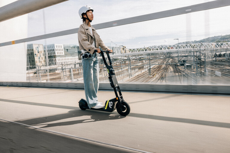 E-Scooter Husqvarna Skutta - Mit Kettensägen-Akku