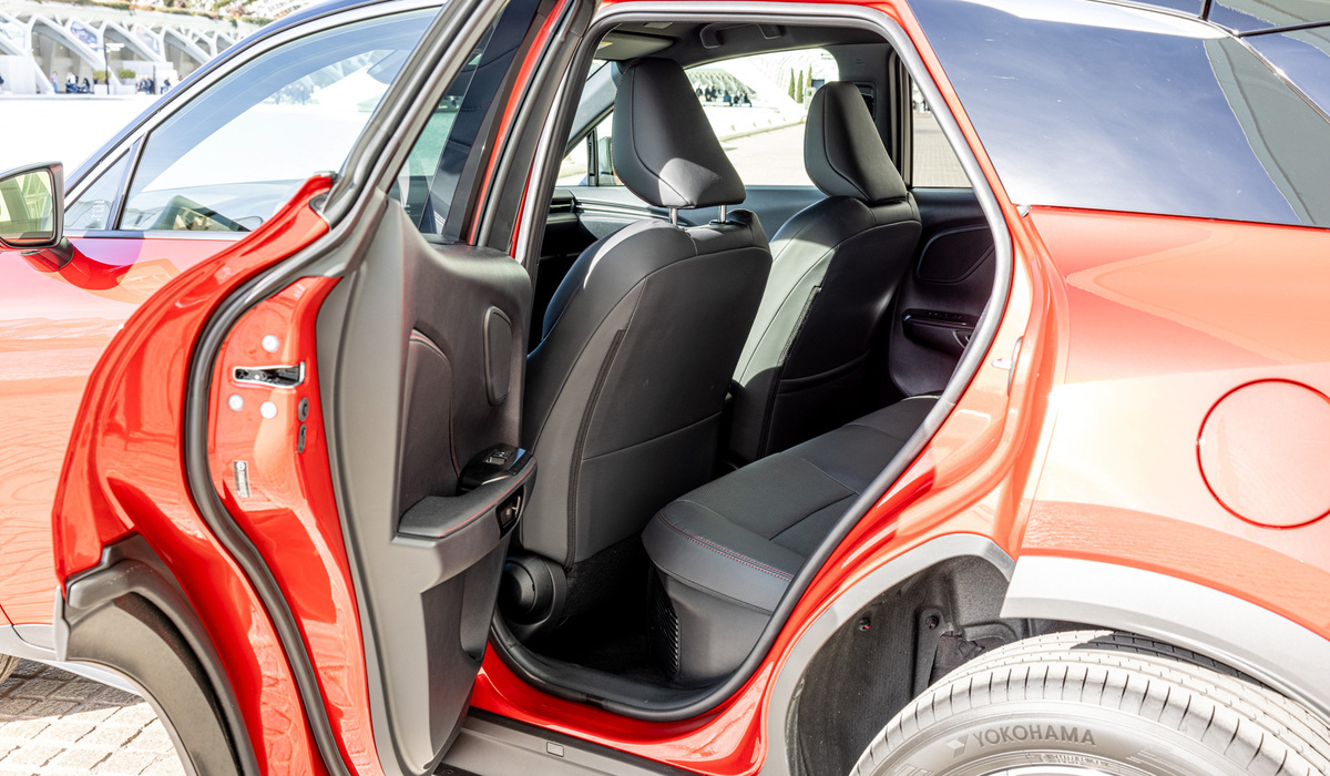 mid Valencia - Der Platz im Fond ist bei einem Fahrer um die 1,80 Meter Körpergröße noch ausreichend. Mike Neumann / mid