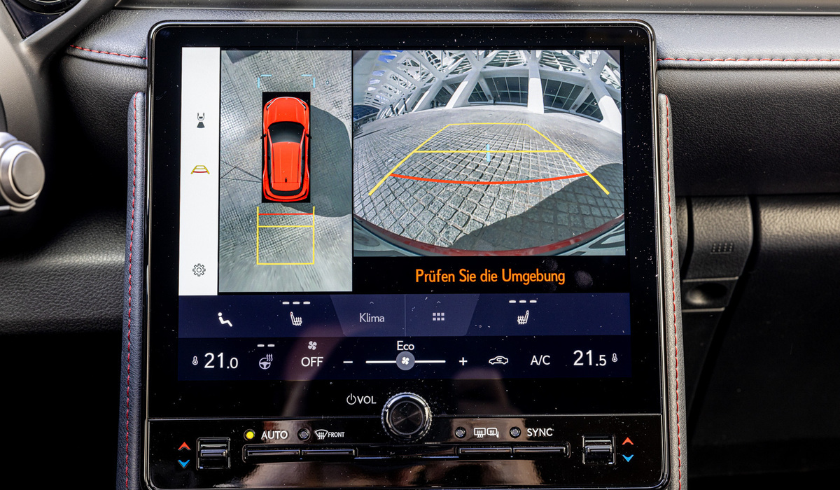 mid Valencia - Das 12,3 Zoll große Infotainmentdisplay zeigt die hochaufgelöste 360 Grad Parkkamera an. Neben der Touchbedienung stehen auch einige Tasten und Drehregler parat. Mike Neumann / mid