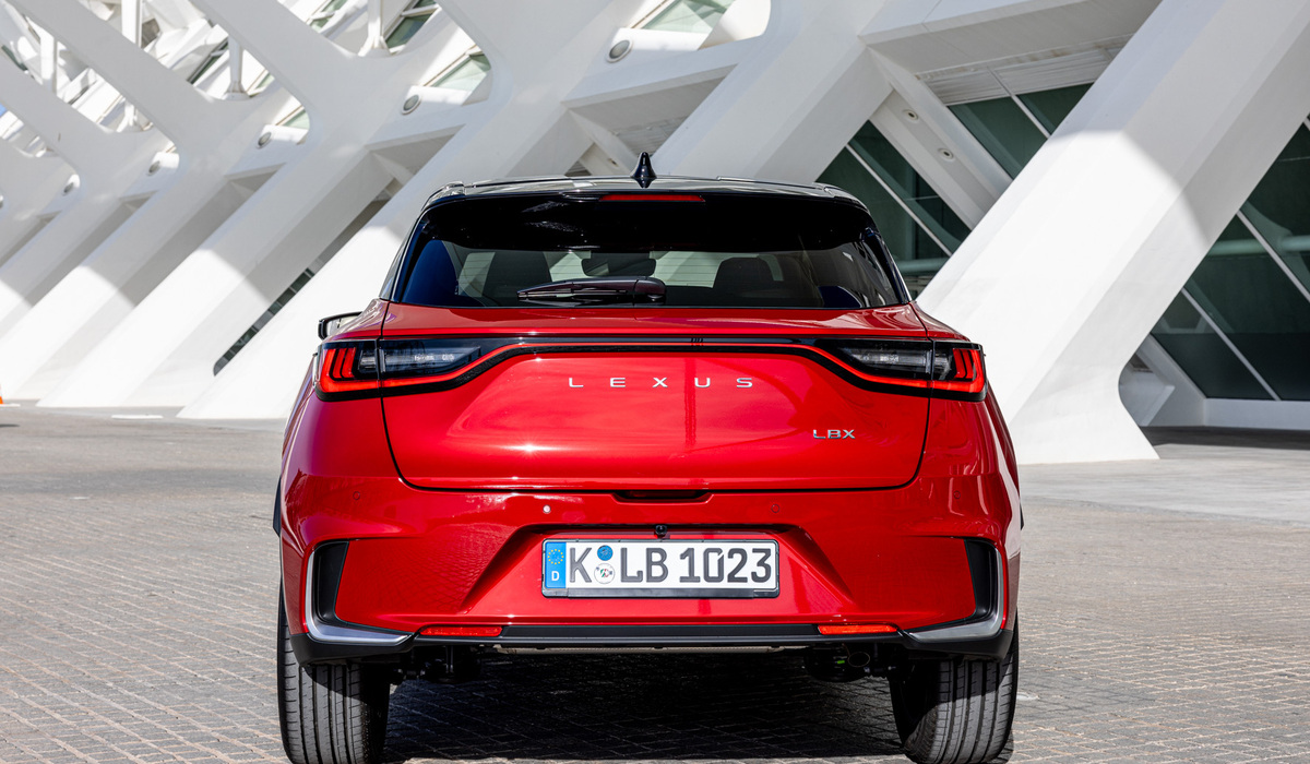 mid Valencia - Der neue Lexus Schriftzug am Heck ist unter der LED-Leiste angebracht. Mike Neumann / mid