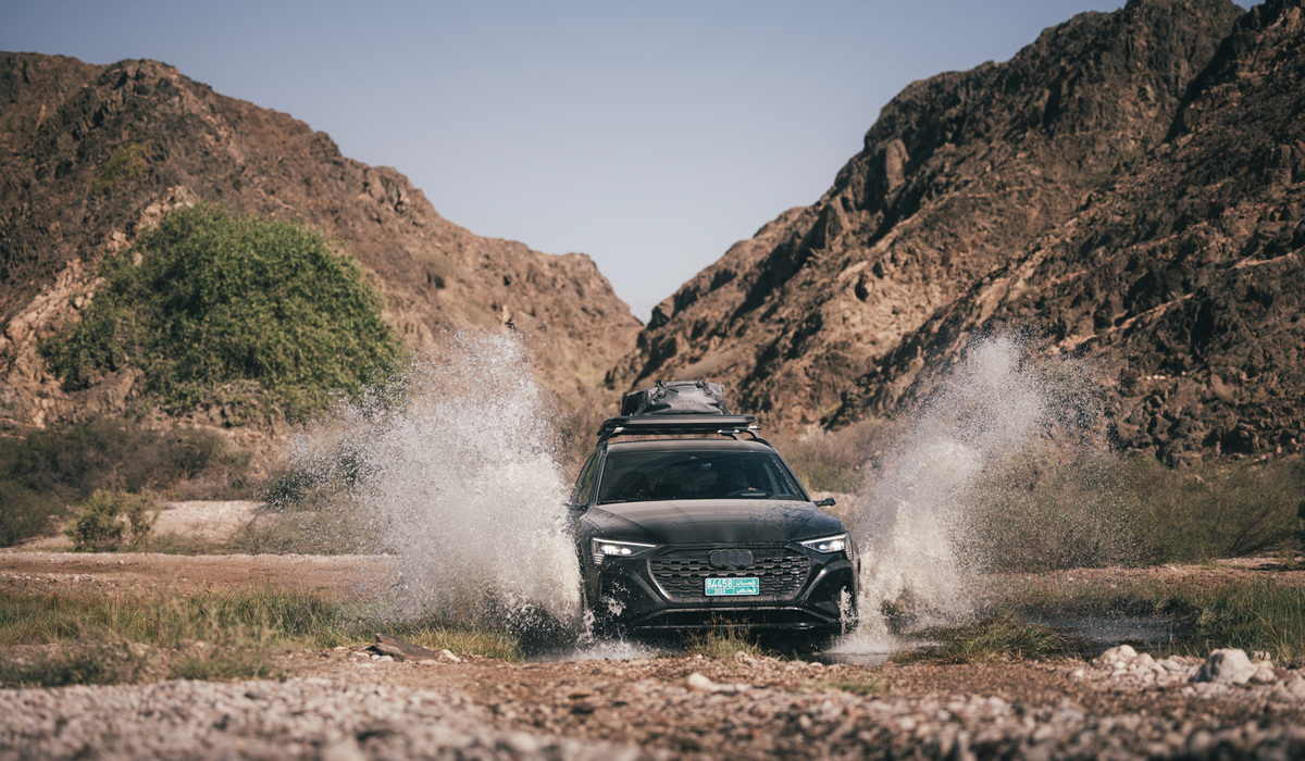 mid Oman - Bei höheren Geschwindigkeiten senkt sich dasnFahrzeug sukzessive: ab 85 km/h um 15 Millimeter, ab 100 km/h um weitere 17 Millimeter und ab 120 km/h um weitere 13 Millimeter. Audi