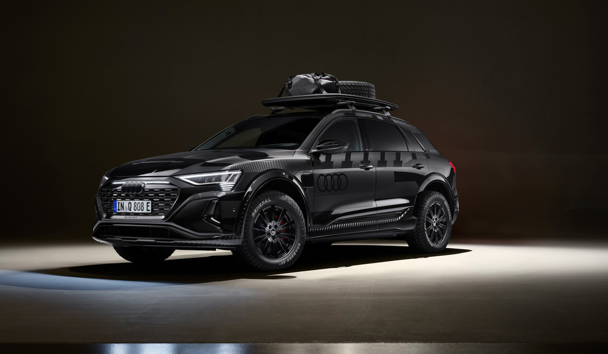 mid Oman - Das höhergelegte Chassis und die optional erhältliche Folierung des Sondermodells erinnern bereits von außen an den für die Rallye Dakar konzipierten RS Q e-tron mit elektrischem Antrieb und Energiewandler. Audi