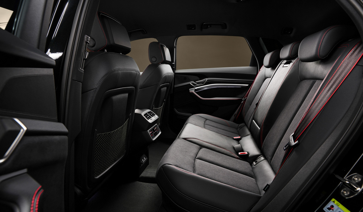 mid Oman - Die Rücksitze sind auch für große Passagiere bequem und bieten guten Seitenhalt für längere Fahrten. Audi