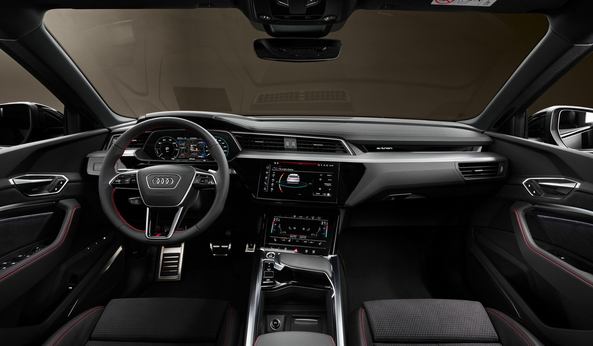 mid Oman - Im Innenraum ist das Interieur S line nun Serie: Es bietet unter anderem stark konturierte Sportsitze, die mit dem Mikrofasermaterial Dinamica und Kunstleder bezogen sind. Audi