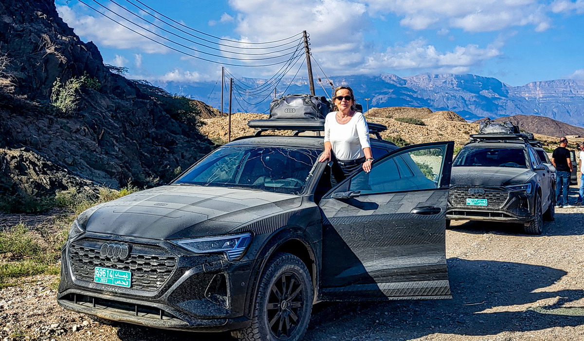 mid Oman - Global Press-Chefin Jutta Bernhard startet eine zweistündige Offroad-Tour mit dem Prototyp des Audi Q8 e-tron edition Dakar und ist begeistert. Audi