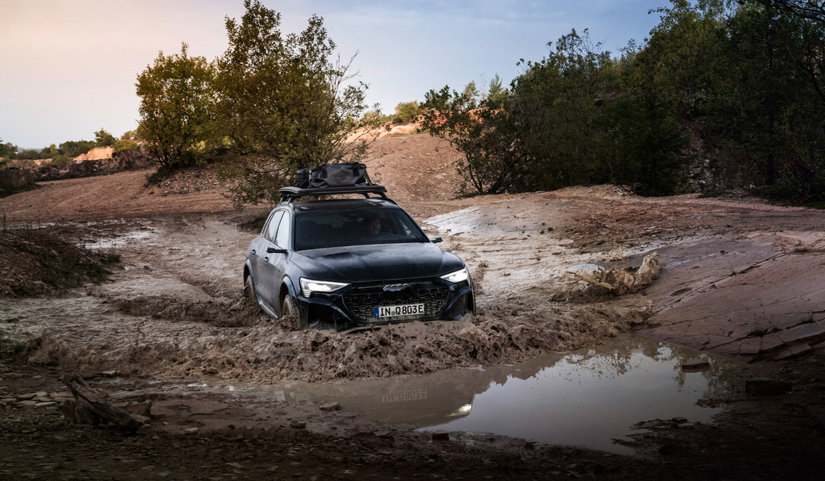 mid Oman - Die Offroadeigenschaften des SUV, verbunden mit einem hohen und sofort verfügbaren Drehmoment, passen perfekt zu Menschen, die auch auf unbefestigten Wegen elektrisch angetrieben fahren wollen. Audi