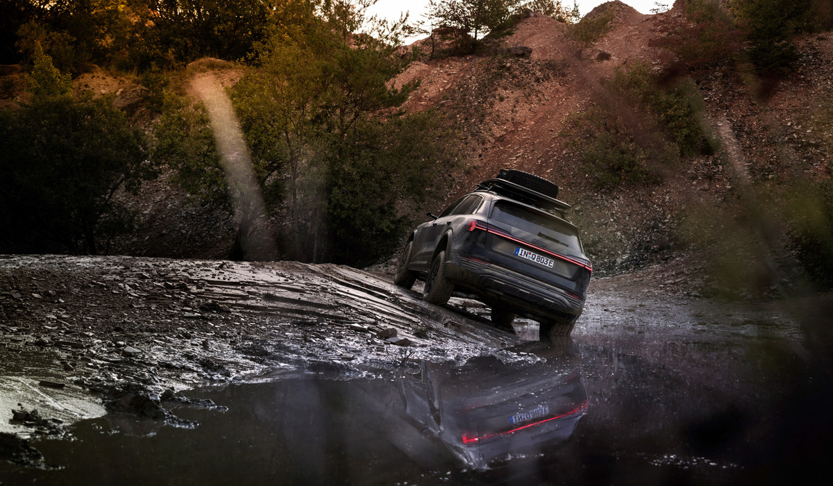 mid Oman - Der Q8 e-tron edition Dakar kann im Laufe des ersten Quartals 2024 bestellt werden. Audi