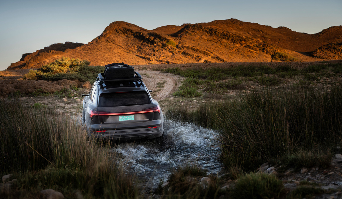 mid Oman - Im Vergleich zum Basismodell hat das Elektro-SUV mit dem All-Terrain-Reifen General Grabber AT3 eine um 65 Millimeter erhöhte Bodenfreiheit und ist auf ein besseres Fahrverhalten aufnlosem Untergrund wie Schotter oder Schnee ausgelegt. Audi