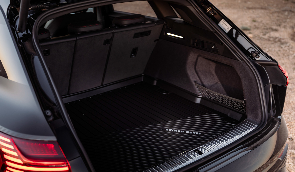 mid Oman - Auf Wunsch gibt es einen Komfortschlüssel, bei dem das Auto durch drahtlose Kommunikation an den Türen und der Gepäckraumklappe geöffnet und über die Sensoren an den Türgriffen verschlossen werden kann. Audi