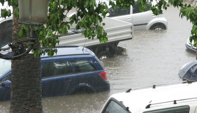 Wer zahlt bei Wasserschaden am Auto