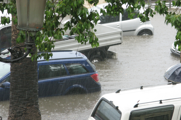 Wer zahlt bei Wasserschaden am Auto