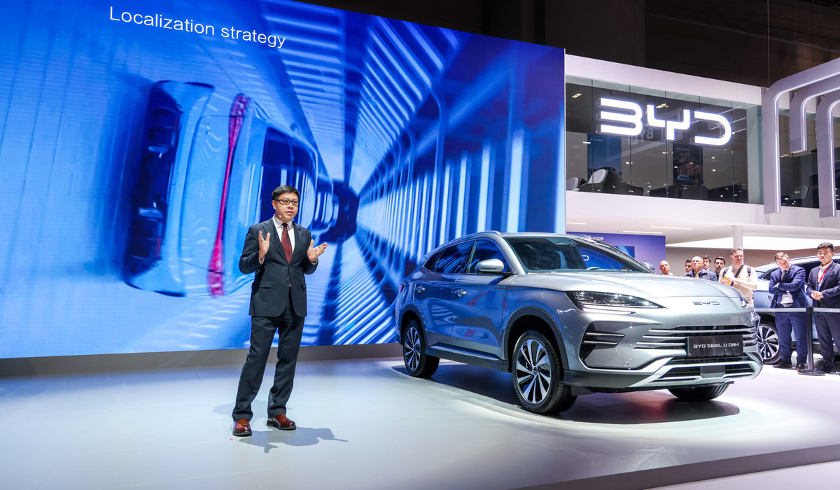 mid Groß-Gerau - Michael Shu, Managing Director BYD Europe, spricht auf der Pressekonferenz. BYD