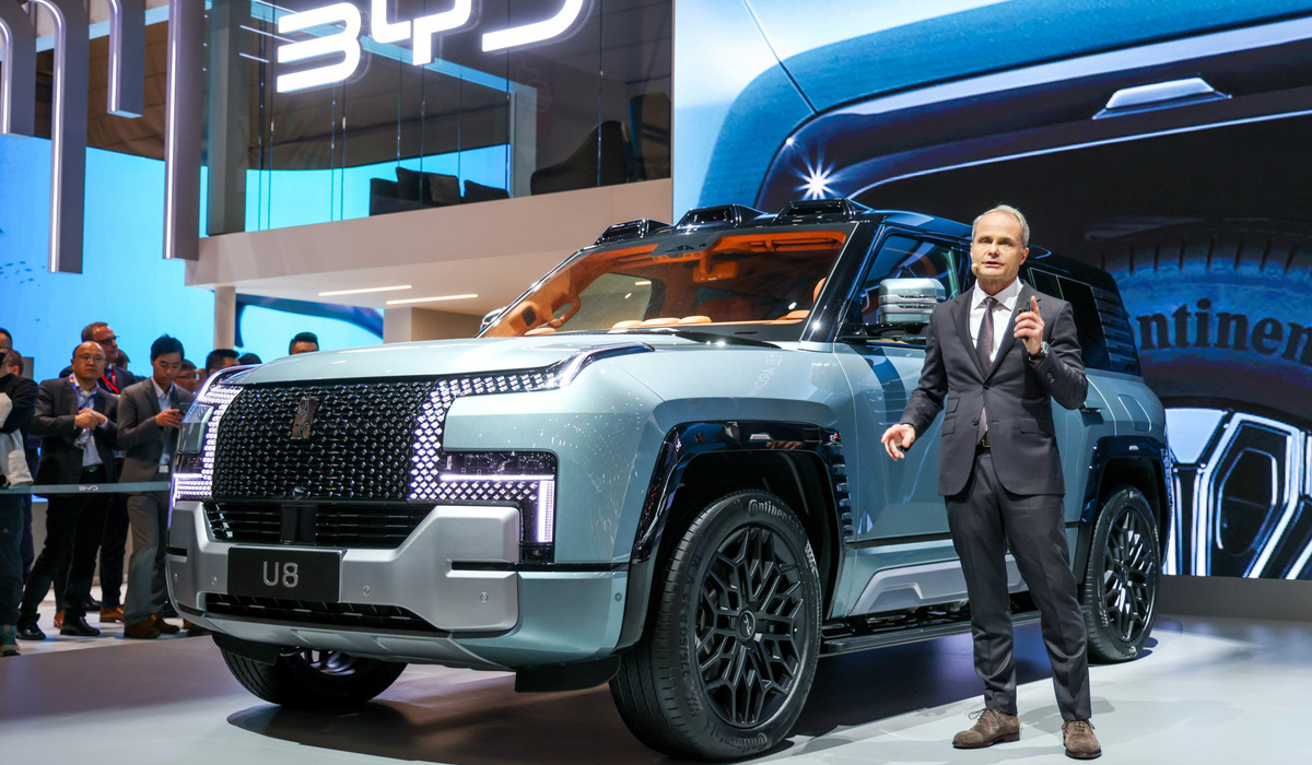 mid Groß-Gerau - Wolfgang Egger, Design Director von BYD, bei seiner Rede auf der Pressekonferenz. BYD