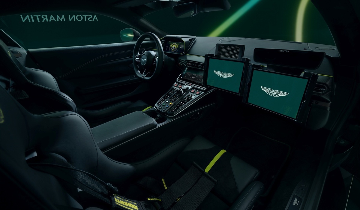 mid Groß-Gerau - Bildschirme zeigen die Live-Rundenzeiten, die Streckenposition aller Autos und das Bild einer rückwärtigen Kamera. Aston Martin