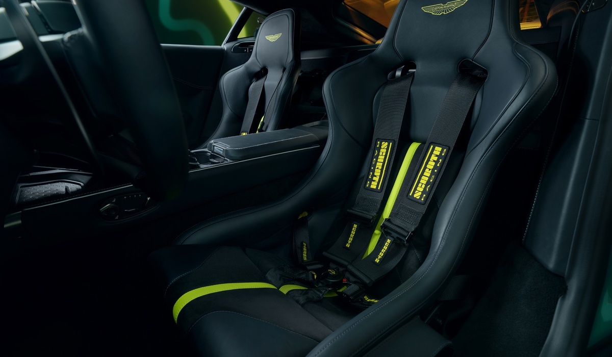 mid Groß-Gerau - Die Seriensitze wurden durch Pole-Position-Sitze ersetzt, um Fahrer und Beifahrer auf ihren schnellen Runden fest am Platz zu halten. Aston Martin