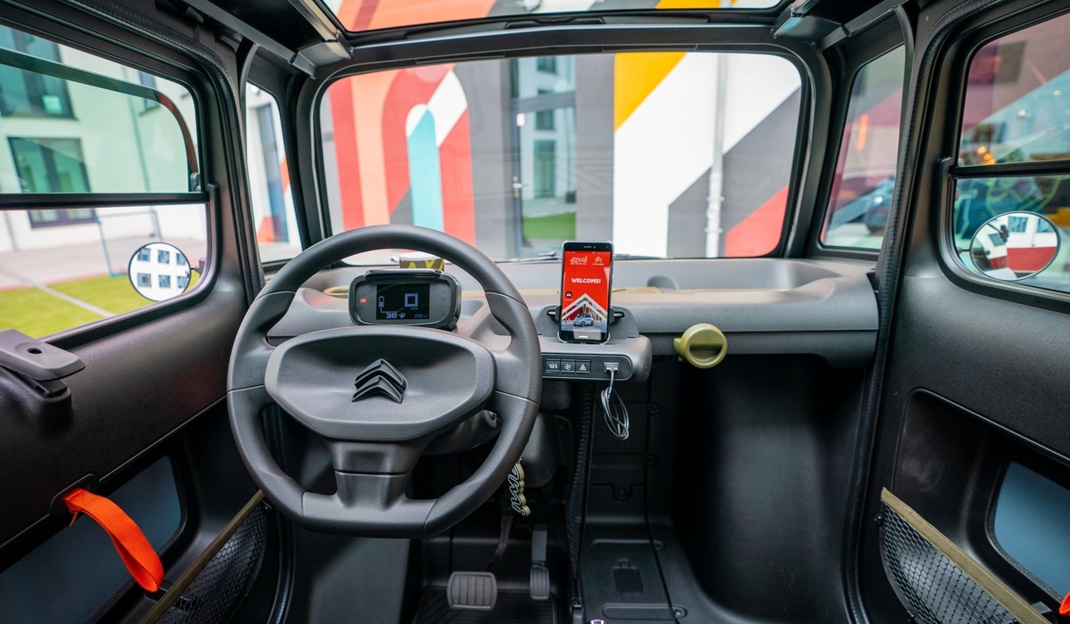 mid Groß-Gerau - Ab einem Alter von 15 Jahren und im Besitz eines Führerscheins der Klasse AM darf man sich in Deutschland hinter das Steuer des E-Kleinstwagens setzen. Citroen / Stellantis