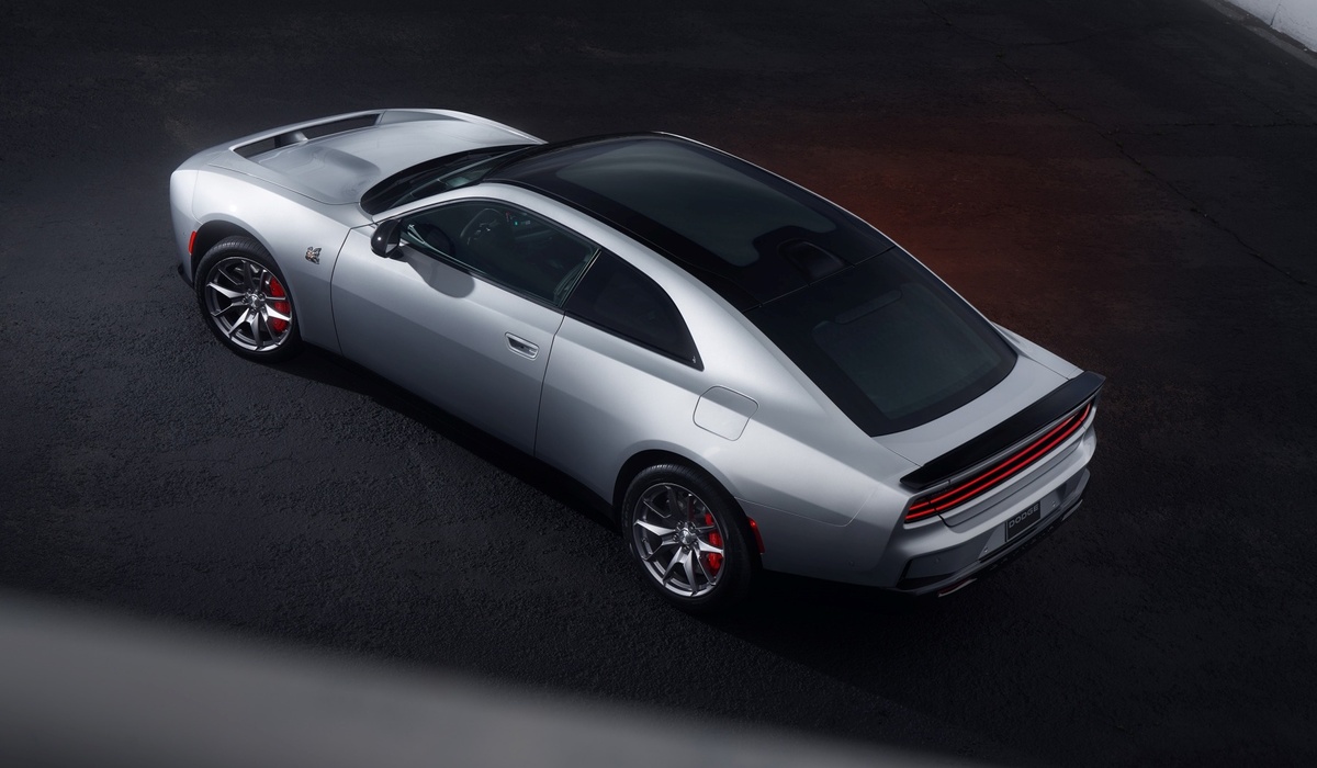 mid Groß-Gerau - Das optionale, durchgehende Glasdach bildet zusammen mit der großen Heckklappe ein weitläufiges Glasvordach. Dodge / Stellantis