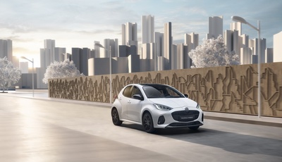 Mazda2 Hybrid vor kunstvoller Kulisse