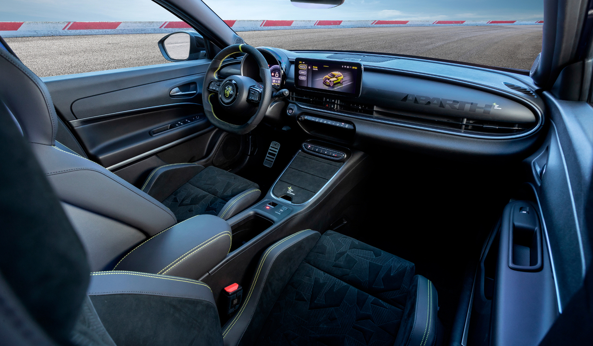 mid Groß-Gerau - Das mit Abarth-Grafiken verzierte Armaturenbrett und exklusive Muster der Sitzbezüge werden ergänzt durch das Skorpion-Logo auf dem Lenkrad. Abarth / Stellantis