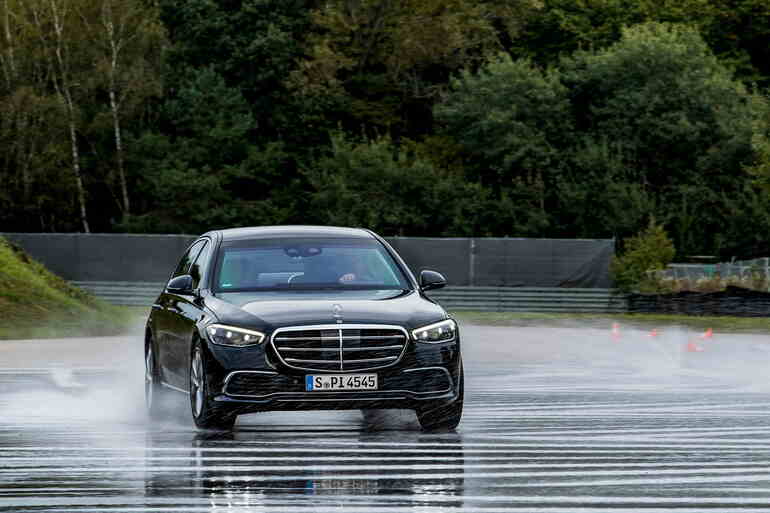 Tipp: Richtiges Verhalten bei Aquaplaning - Bloß nicht hektisch lenken Tipp: Richtiges Verhalten bei Aquaplaning - Bloß nicht hektisch lenken