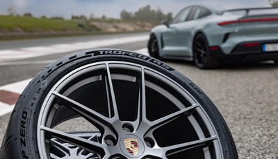 Porsche Taycan Turbo GT steht auf Pirelli Reifen
