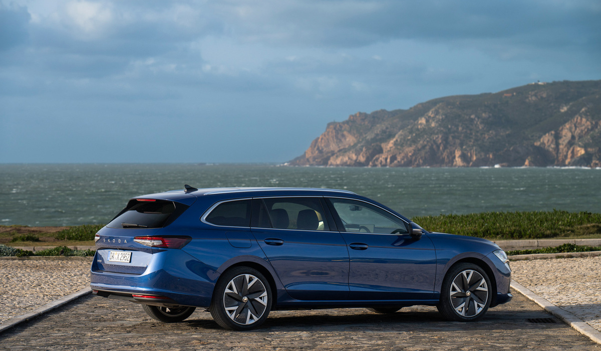 mid Groß-Gerau - Beim neuen Superb Combi iV kombiniert Skoda den Elektromotor mit einem 110 kW/150 PS starken 1,5 TSI-Benziner und erzielt so eine Systemleistung von 150 kW/204 PS. Skoda Auto Deutschland GmbH