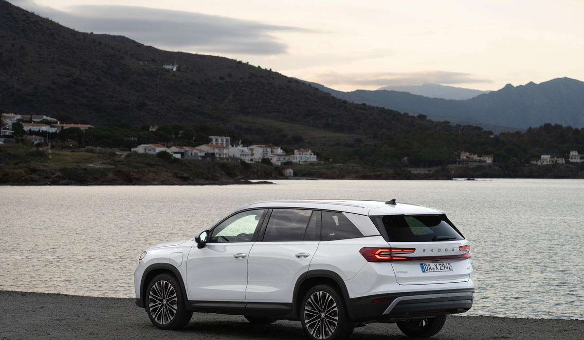 mid Groß-Gerau - Die Kombination aus 1,5 Liter großem TSI-Benziner und einem E-Motor ergibt eine Systemleistung von 150 kW/204 PS beim Skoda Kodiaq iV. Er ist im Ausstattungsniveau Selection ab 48.530 Euro bestellbar. Skoda Auto Deutschland GmbH