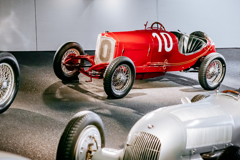 Mercedes Targa-Florio-Rennwagen von 1924 zurück auf der Straße Mercedes Targa-Florio-Rennwagen von 1924 zurück auf der Straße