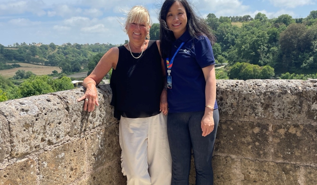 mid Rom - Penny Peng, Marketing & PR Director BYD (rechts im Bild) und Solveig Grewe, Women's World Car of the Year Jurymitglied und mid-Autorin. BYD