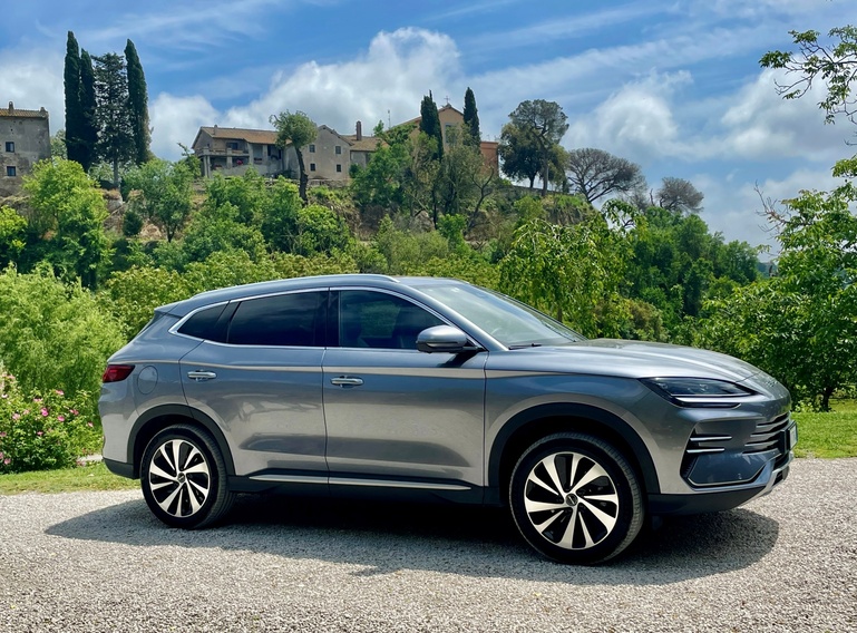 BYD Seal U DM-i: Chinesischer Stromer mit Stecker und Tank