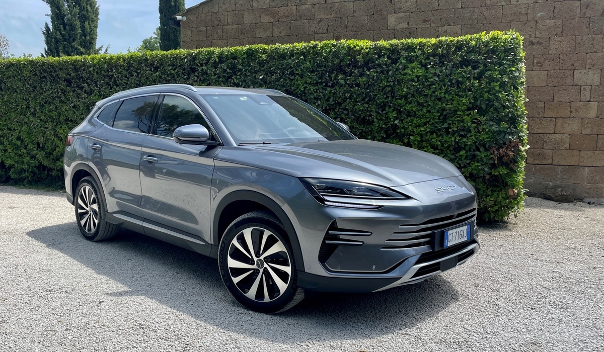 mid Rom - Damit der Verbrenner Luft holen kann, gibt es an der Front dafür Einlässe. Solveig Grewe / mid