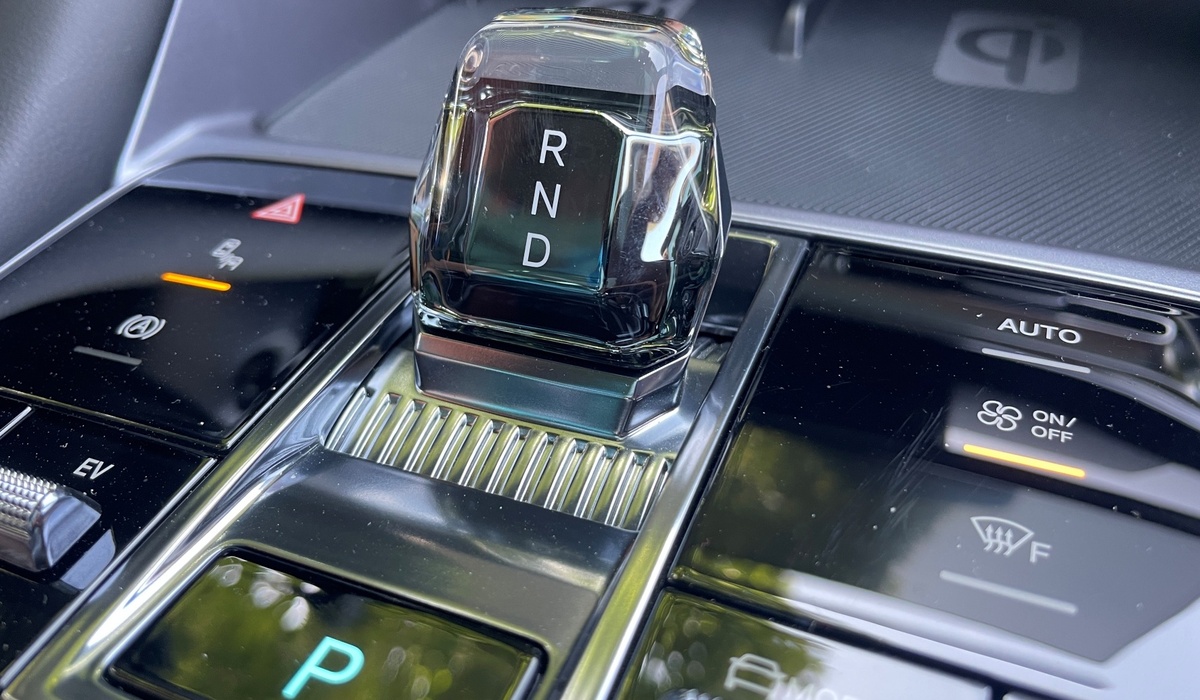 mid Rom - Geformt wie ein Kristall: Der Wahlhebel für die Automatik. Solveig Grewe / mid