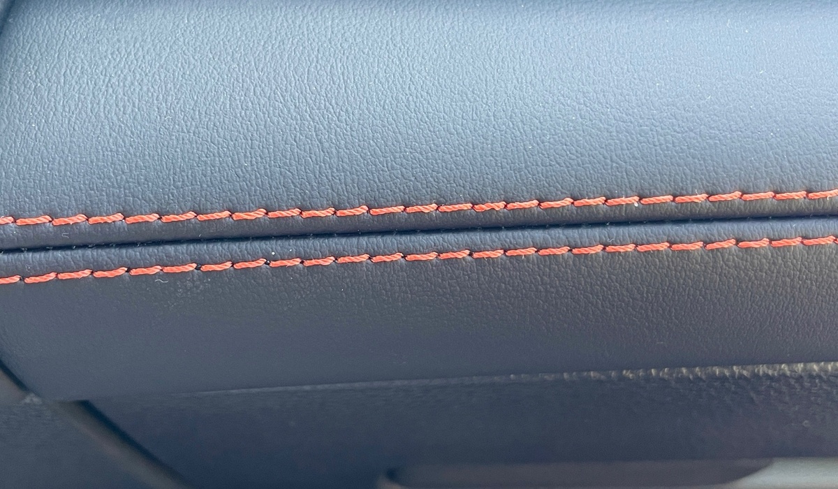 mid Rom - Der Innenraum wartet mit hochwertigen und gut verarbeiteten Materialien sowie viel unterschäumten Kunststoff auf. Solveig Grewe / mid