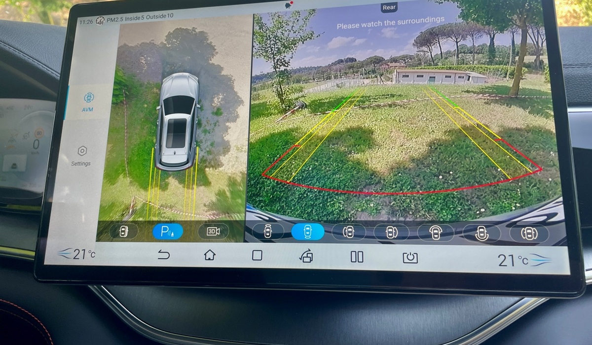 mid Rom - Für den besseren Überblick bei nach hinten etwas eingeschränkter Sicht sorgt das gestochen scharfe Bild der Rückfahrkamera. Solveig Grewe / mid