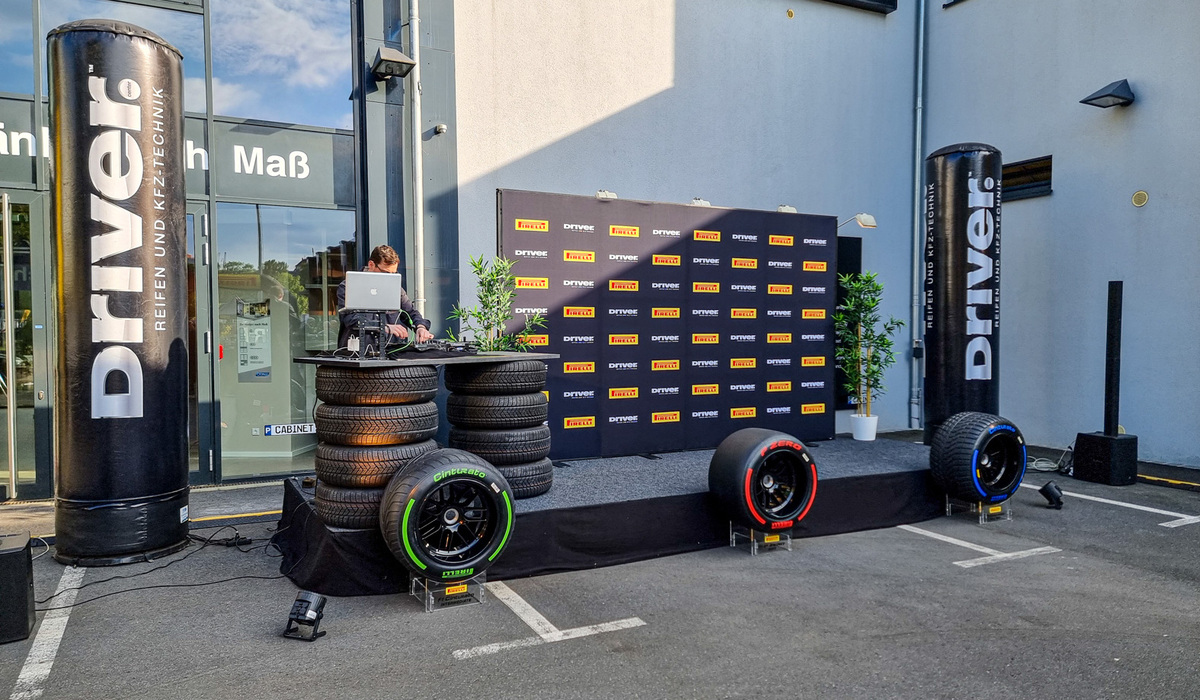 mid Frankfurt - Die Bühne der Anmoderation, auf der nachher auch ein Spezialgast sprechen wird. Mike Neumann / mid