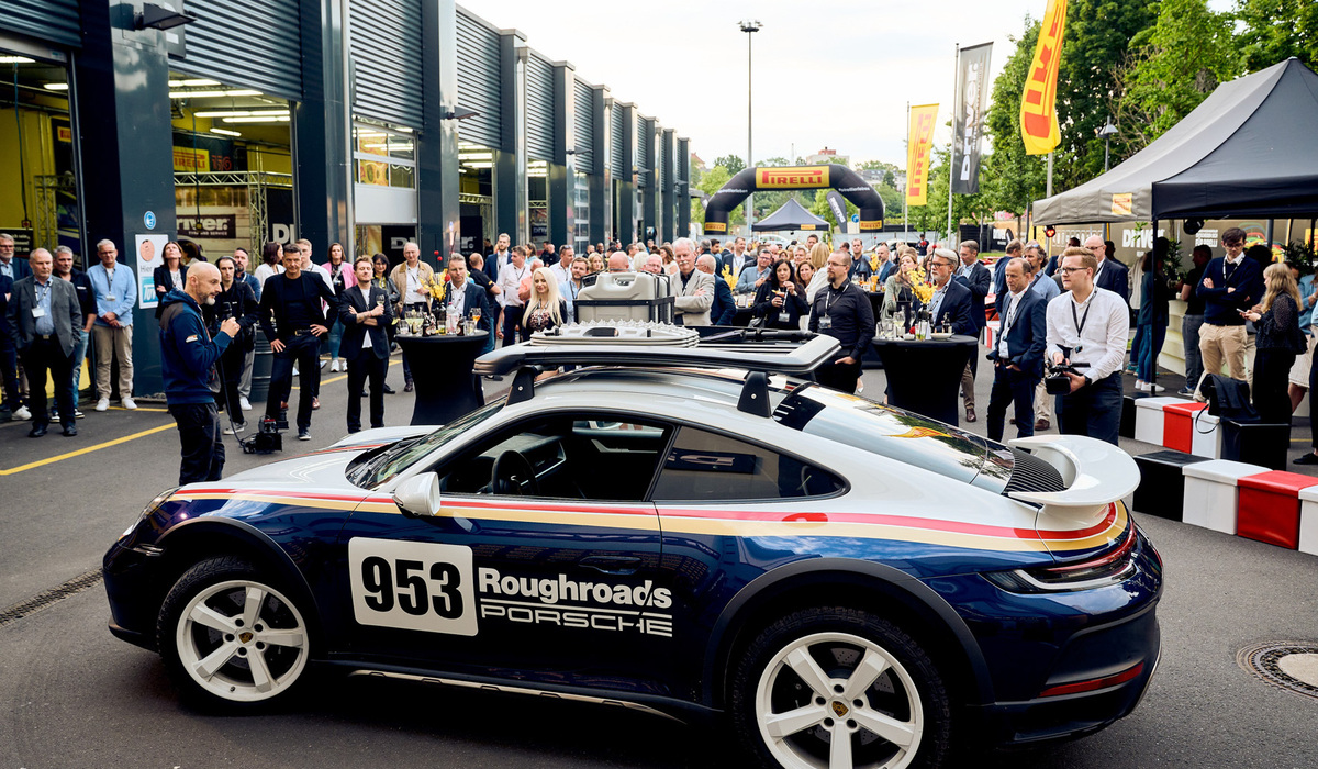 mid Frankfurt - Porsches 911 Dakar Sondermodell steht natürlich auf Pirelli Allroad-Reifen. Pirelli