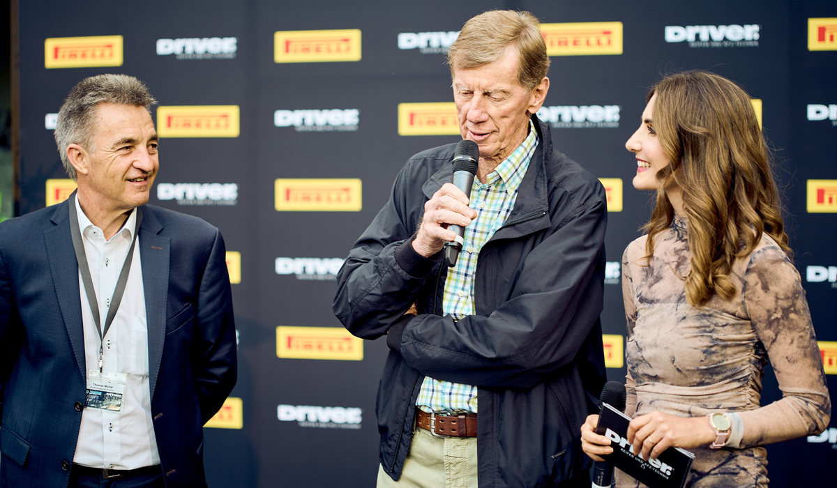 mid Frankfurt - Pirelli CTO Thomas Michel neben Stargast und Rallyefahrerlegende Walter Röhrl und Moderatorin Sarah Elsser. Pirelli
