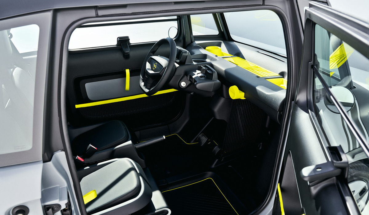 mid Groß-Gerau - Im Innenraum ist der Rocks Electric auf die Bedürfnisse der jungen Generation ausgerichtet. Die konsequent auf Funktionalität ausgelegte Gestaltung überzeugt durch griffgerechte Bedienelemente und übersichtliche, gut ablesbare Anzeigen. Opel / Stellantis