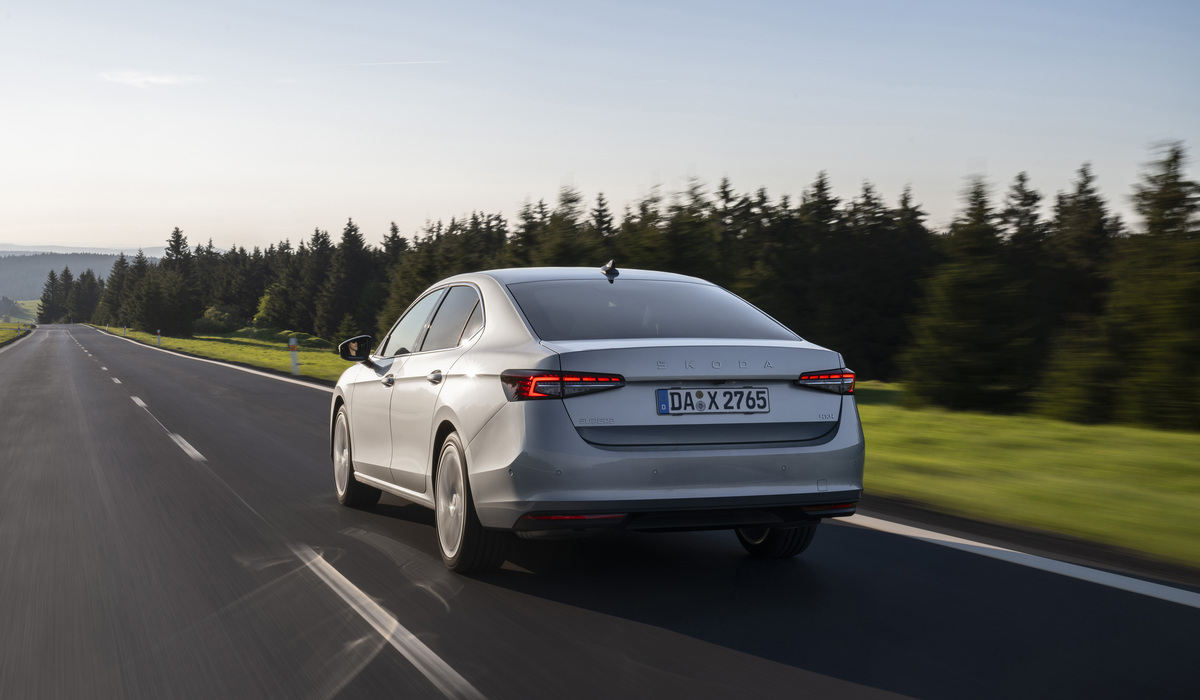 Die Skoda Superb Limousine kommt nicht etwa mit einem einfachen Kofferraumdeckel, sondern als Fließheck mit oben angeschlagener Heckklappe Foto: Skoda