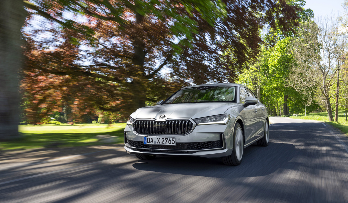 Erst in der ersten Jahreshälfte 2025 folgt dann mit dem Plug-in-Hybrid (51.350 Euro) ein Modell mit einem derzeit wieder häufiger nachgefragten Antrieb, der es auf beachtliche 120 Kilometer rein elektrische Reichweite bringt Foto: Skoda