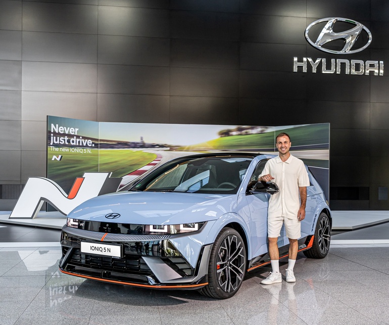 Mario Götze wechselt auf den Hyundai Ioniq 5 N