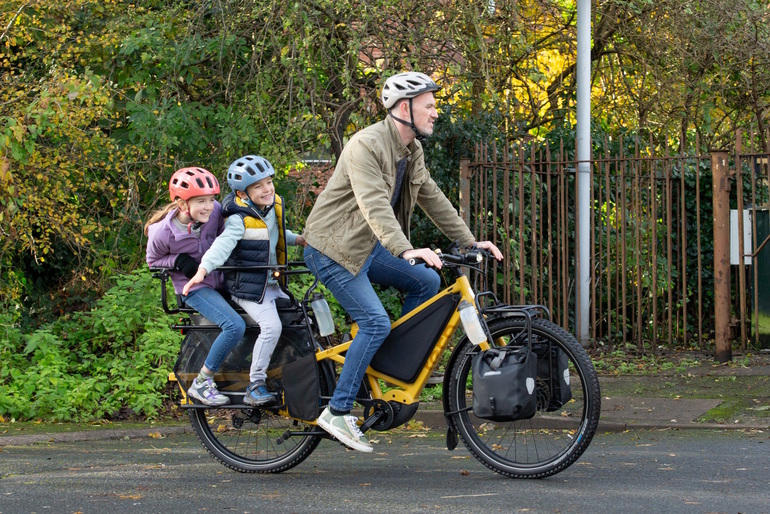 Ratgeber: Kindertransport per Fahrrad - Immer mit Helm, immer angeschnallt