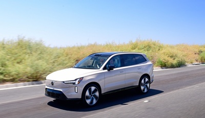 Der neue Volvo EX90 rollt auf die Straßen