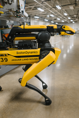 Roboter-Wachhund überprüft Autoproduktion Roboter-Wachhund überprüft Autoproduktion