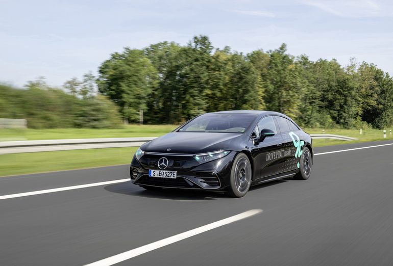 Autonomes Fahren in Deutschland  - Mercedes testet türkises Leuchten 